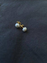 Load image into Gallery viewer, Pearl Stud Earrings (Dormilonas)
